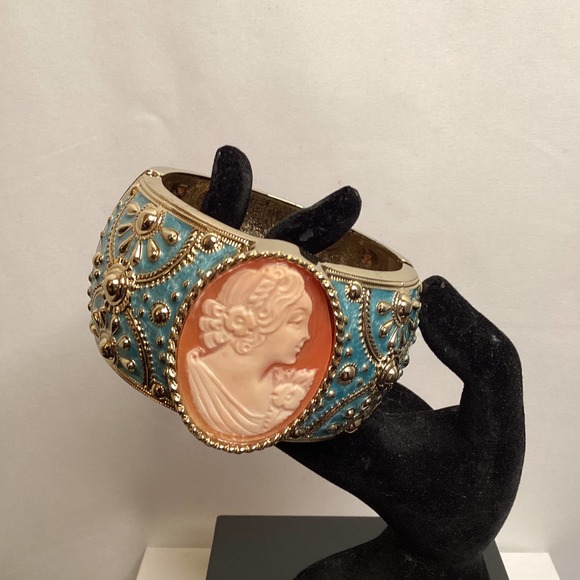 Amedeo Goldtone NYC 40 mm cameo and white enamel Bangle  bracelet main image 4